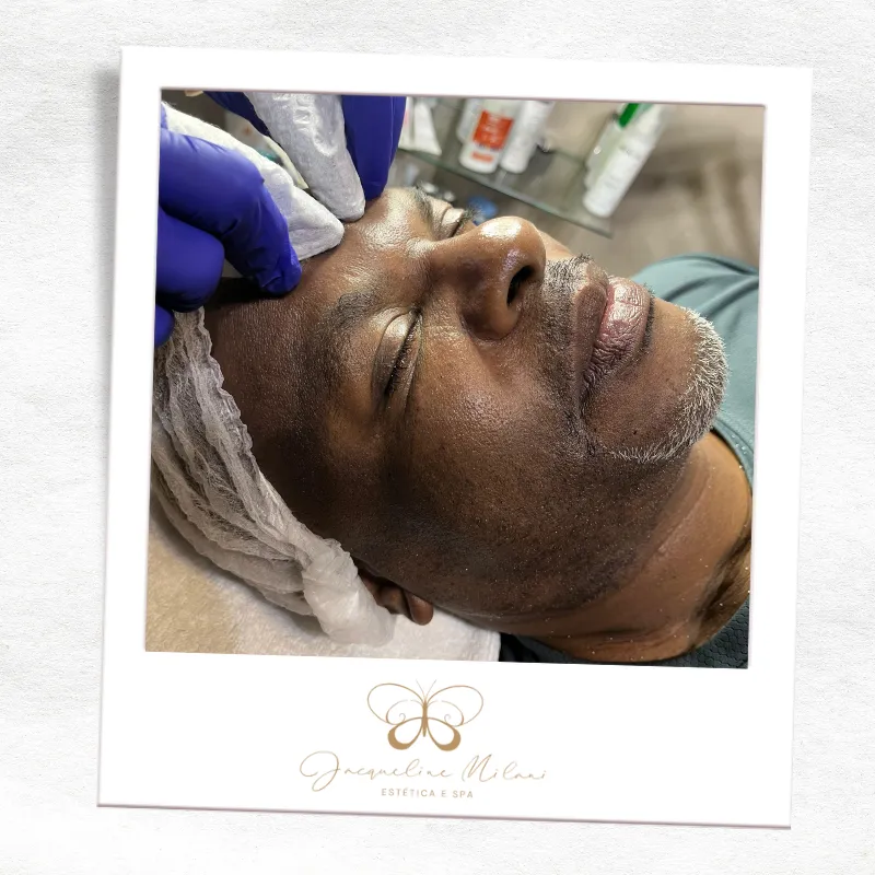 Esteticista realizando limpeza de pele profunda em Araçariguama